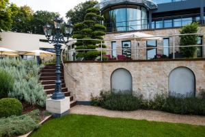 a house with a garden and a street light at Villa via Lapis - Panoramablick über Dresden - Garten - Pool - Sauna - Luxus in Dresden