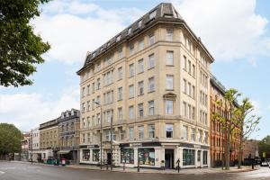 ein großes Gebäude an einer Stadtstraße mit Gebäuden in der Unterkunft Point A Hotel London Kings Cross – St Pancras in London