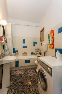 W łazience znajduje się pralka i umywalka. w obiekcie LESKA APARTMENT IN ARGYROUPOLI w mieście Arjirupoli