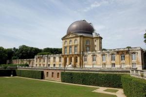 een groot gebouw met een koepel erop bij Paris & Versailles at your feet! Shared room in nice house in Meudon