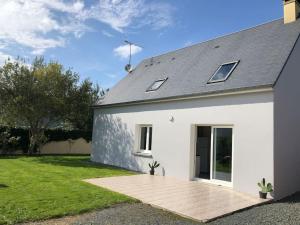 Casa blanca con entrada y césped en Maison familiale à 1km de la mer, en Blainville-sur-Mer