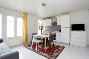 cocina con mesa y sillas en una habitación en Le blanc 23D 1ère ETG F2 duplex face gauche en Le Blanc-Mesnil