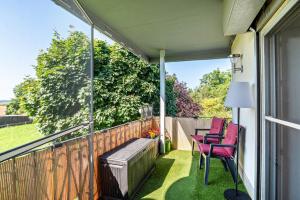 a patio with two chairs and a bench on a balcony at Ferienwohnung Burgblick in Sinsheim