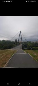 un ponte sospeso su una strada con una strada di Lazzaretto vivienda uso turístico a Lugo