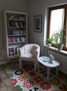 uma sala de estar com uma cadeira e uma mesa em Hotel Klinger em Plettenberg