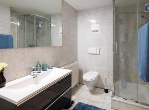 Ένα μπάνιο στο Prater Rooftop Pinnacle with AC +46 φωτογραφίες