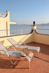 d'un balcon avec deux chaises et une table et vue sur l'océan. dans l'établissement JS Horitzó, à Can Picafort