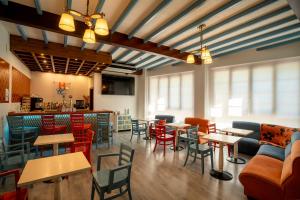 restauracja ze stołami i krzesłami oraz barem w obiekcie Hotel Rural Spa Don Juan de Austria w mieście Jarandilla de la Vera