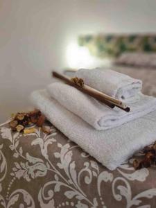 twee handdoeken met eetstokjes bovenop een bed bij Casa Vacanza - La Maison Jolie - Settecamini in Settecamini