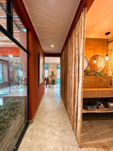 um corredor de uma casa com uma parede de madeira em Desert Lodges - La Terracota em Ica