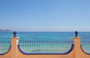 坎皮卡福特的住宿－JS霍里特佐酒店，从大楼的阳台上可欣赏到海滩景色