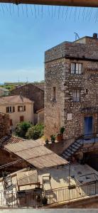 a building with a table and chairs in front of it at Duplex de charme avec terrasse au coeur du village in Lorgues