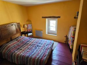 - une chambre avec un lit et une fenêtre dans l'établissement Charming village house 2/4 travelers, à Dieulefit