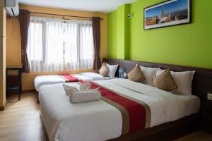 Rúm í herbergi á Holiday Hostel