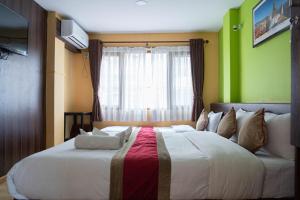 Rúm í herbergi á Holiday Hostel