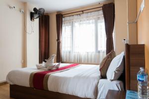 Rúm í herbergi á Holiday Hostel