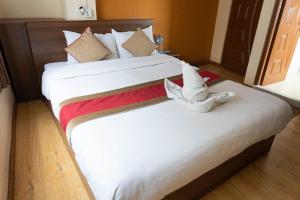 Rúm í herbergi á Holiday Hostel