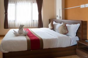 Rúm í herbergi á Holiday Hostel