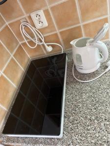 Příslušenství pro přípravu čaje a kávy v ubytování Apartmány Vltavanka