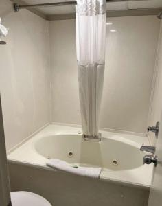 Ένα μπάνιο στο Updated One Bedroom Condo- Boardwalk Resort Unit 837 - Direct Oceanfront! Sleeps 8!