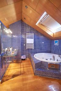 een grote badkamer met een bad en een wastafel bij Duplex Monforte in Monforte de Lemos