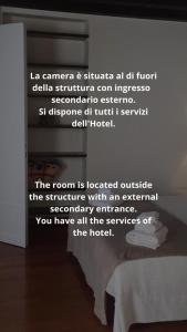 - un lit à baldaquin dans une chambre dans l'établissement Il Giardino Segreto, à Iseo