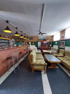 een kamer met banken en tafels in een winkel bij Hostel SuzZzy in Novska