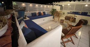eine Terrasse mit einem Tisch und Stühlen auf dem Balkon in der Unterkunft Posada Lagunita in Los Roques