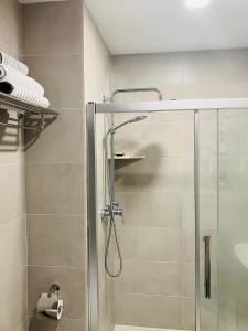 een badkamer met een douche en een glazen deur bij Crystal Woods in Bakuriani