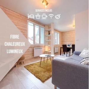 L'épicurien • Cœur de ville • Confortable في شاتورو: غرفة معيشة مع أريكة وطاولة