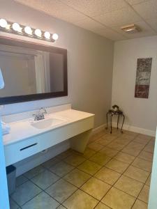 uma casa de banho com um lavatório e um espelho em River Place Condos #409 1BD, 2Bath em Pigeon Forge