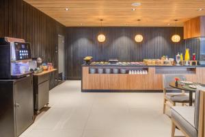 a restaurant with a counter and a food court at Radisson Pinheiros in São Paulo