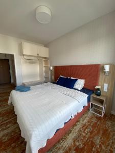 sypialnia z dużym łóżkiem w pokoju w obiekcie Bel Mare Aqua Resort 508 w mieście Międzyzdroje