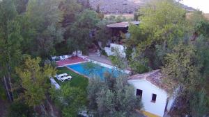 an aerial view of a house and a swimming pool at Casa de campo Fuencaliente, entorno natural, chimenea, piscina in Cañete la Real