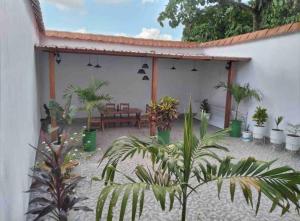 een binnenplaats met planten voor een gebouw bij Alojamiento Casa Grande in Iquitos