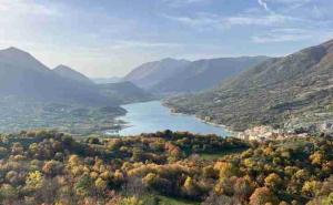 a view of a river in a valley with mountains at Casa vacanze al Castello in Villetta Barrea