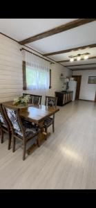 ein Wohnzimmer mit einem Holztisch und Stühlen in der Unterkunft Zarichna Lyks in Slawske