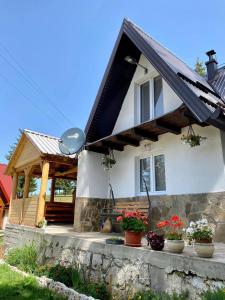 ein Haus mit Topfpflanzen davor in der Unterkunft Vikendica Amra i Indir in Travnik