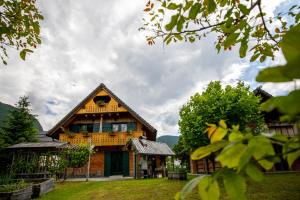 una gran casa de madera con una gambrel en Apartments Omahen, en Bohinj