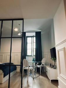 クラクフにあるLux apartment near Wawelのベッドルーム1室(ベッド1台、テーブル、椅子付)