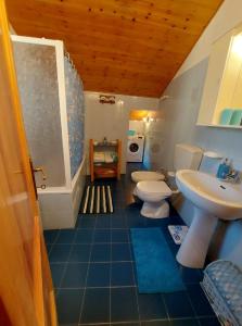 a bathroom with two toilets and a sink at Casa Lorenzo - nel centro storico di Fiumalbo in Fiumalbo