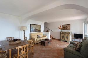 een woonkamer met een bank en een tafel bij Villa Celeste luxury property in Santa Margherita Ligure in San Lorenzo della Costa
