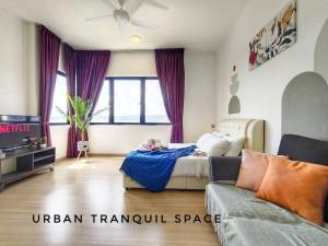 een woonkamer met een bed en een bank bij Urban-Nature Retreat Encorp Strand Alpha IVF 3px in Petaling Jaya