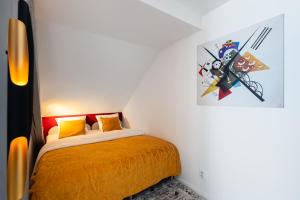 Luxury 4-rooms apartment with terrace في براغ: غرفة نوم بسرير ودهان على الحائط