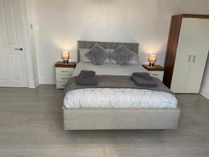 Katil atau katil-katil dalam bilik di 5 Bedroom-Great House & Location-NEW DAY PROPERTIES