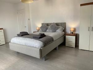 Katil atau katil-katil dalam bilik di 5 Bedroom-Great House & Location-NEW DAY PROPERTIES