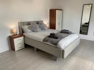 Katil atau katil-katil dalam bilik di 5 Bedroom-Great House & Location-NEW DAY PROPERTIES