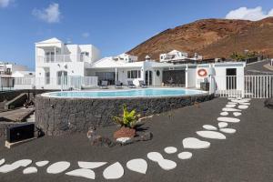 プラヤ・ブランカにあるOcean views and relax in Lanzaroteのプールと家のあるヴィラ