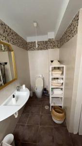 La salle de bains est pourvue d'un lavabo et de toilettes. dans l'établissement triplex à deux pas de la plage, à San Javier