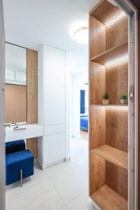 ein Badezimmer mit einer Holztür und einer blauen Couch in der Unterkunft Alpha Level Apartment in Zadar